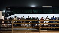 Yasa dışı yollardan ABD'ye giren göçmenler, Teksas'ta geçici bekleme alanına alınırken 