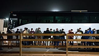 Yasa dışı yollardan ABD'ye giren göçmenler, Teksas'ta geçici bekleme alanına alınırken