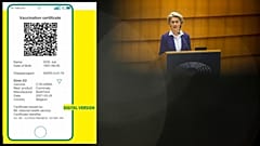 Una muestra de a qué podría parecerse el certificado, junto a la presidenta de la Comisión Úrsula von der Leyen