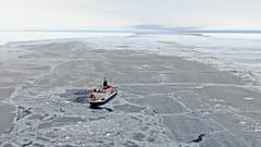 Die "Polarstern" zwischen Brunt-Eisschild und dem Eisberg A47