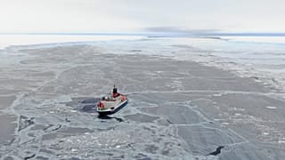 Die "Polarstern" zwischen Brunt-Eisschild und dem Eisberg A47