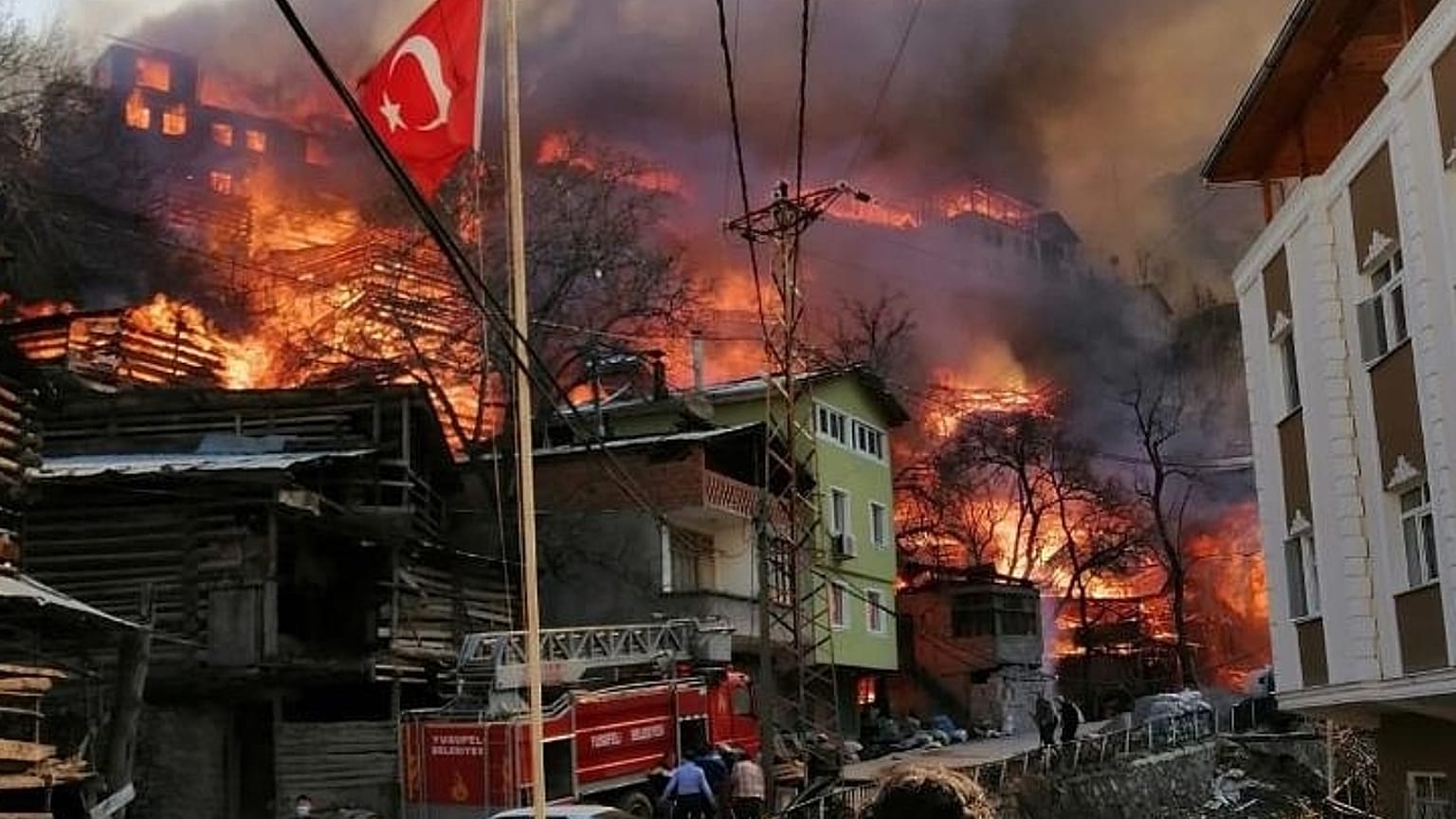 Artvin'in Yusufeli ilçesine bağlı Dereiçi köyünde yangın