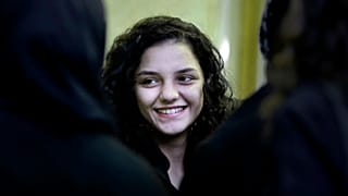سناء سيف الابنة الصغرى لأحمد سيف، أحد ابرز محامي الحقوق المدنية في مصر، تتلقى التعازي إثر وفاة والدها بعد الإفراج عنها مؤقتا من السجن. القاهرة 2014/08/30