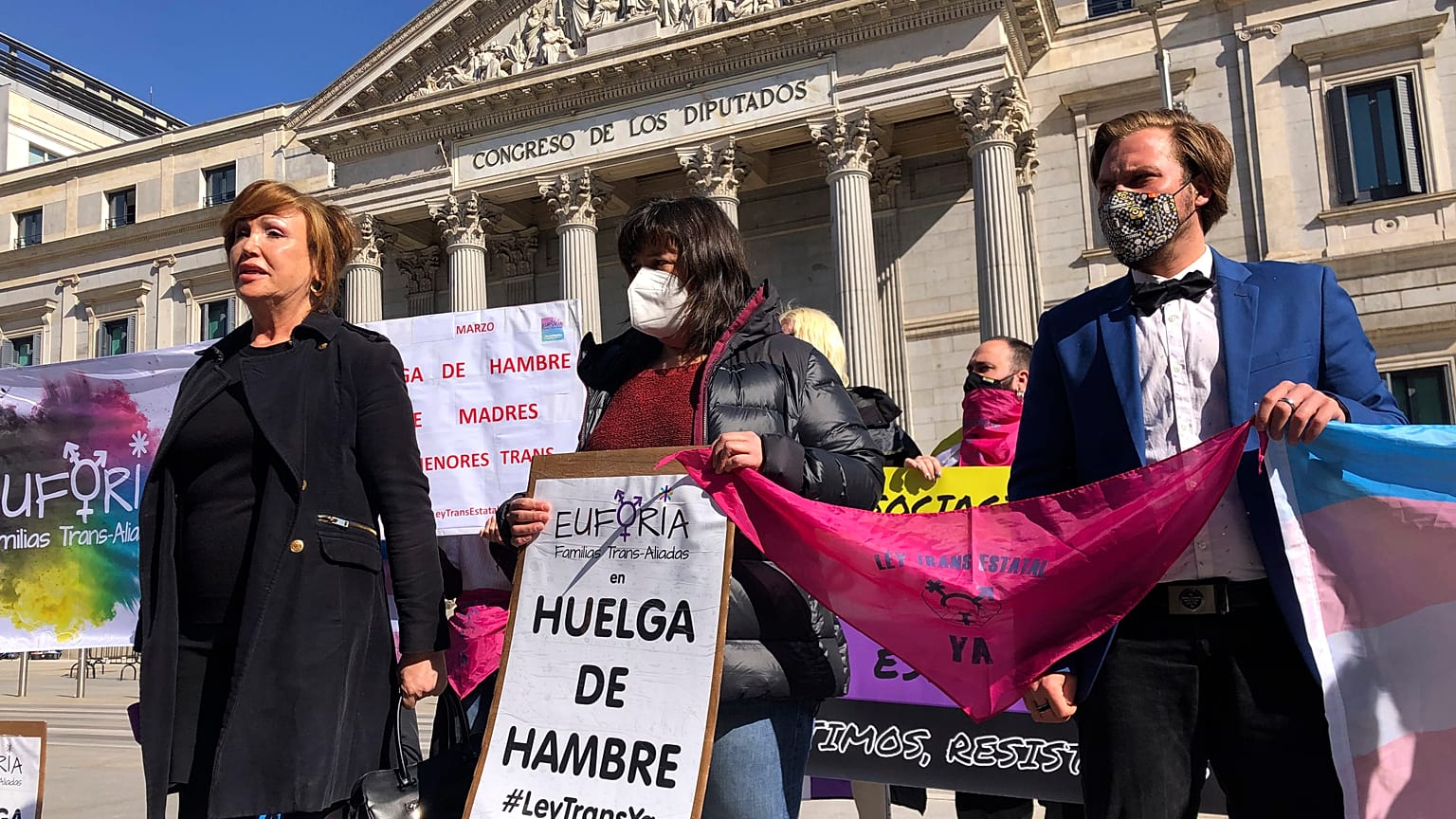 Активисты федерации "Платформа транс" перед зданием парламента в Мадриде, март 2021 года
