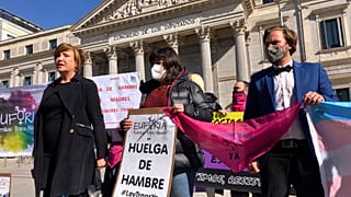 Активисты федерации "Платформа транс" перед зданием парламента в Мадриде, март 2021 года