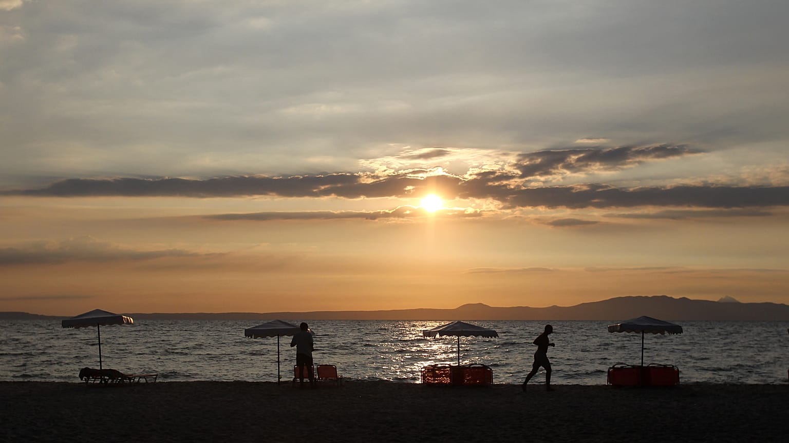 La Grèce se prépare à accueillir des touristes à nouveau, mais pas à pas