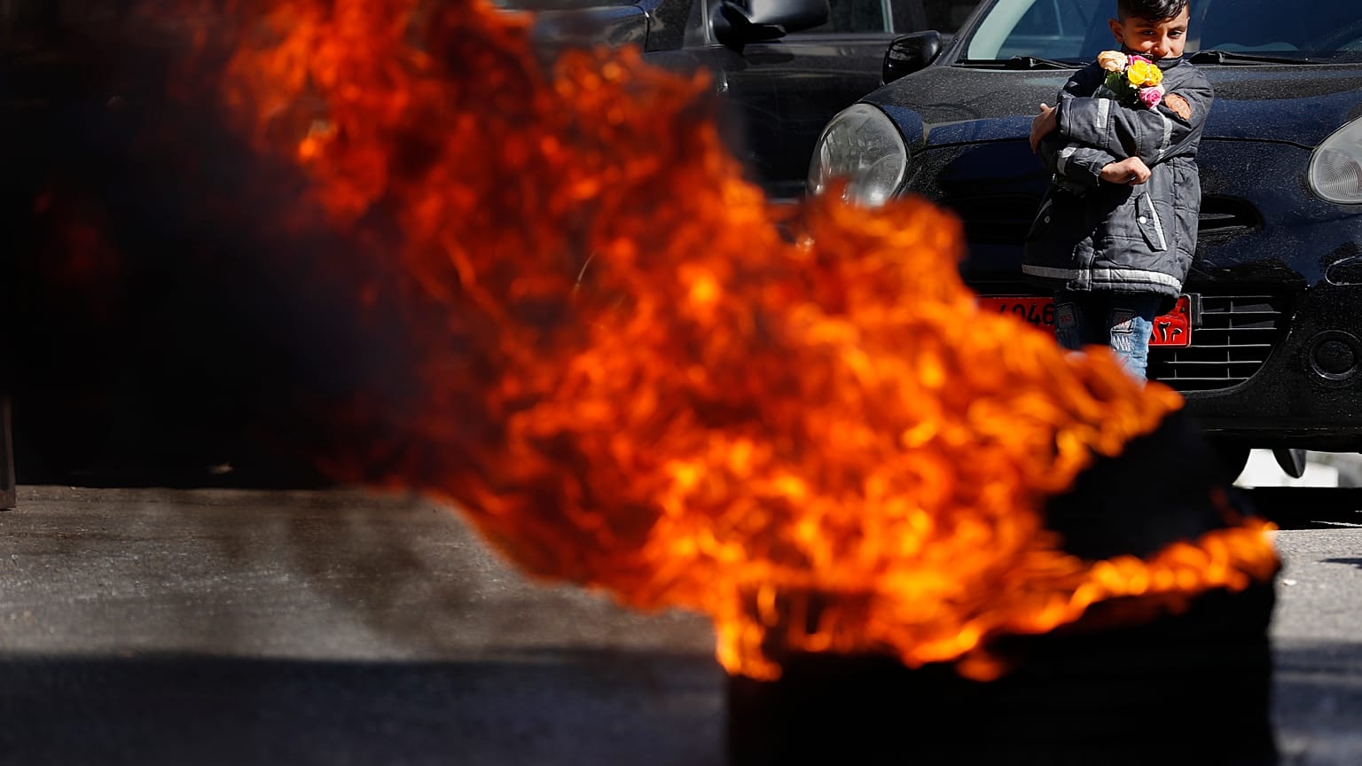 Beirut, 16 marzo 2020: un giovane ambulante siriano nella zona degli scontri esplosi durante le ultime proteste