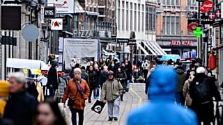 Ellepték a sétálók Koppenhága utcáit, miután több hónapos szünet után március 1-én újra kinyithattak a boltok