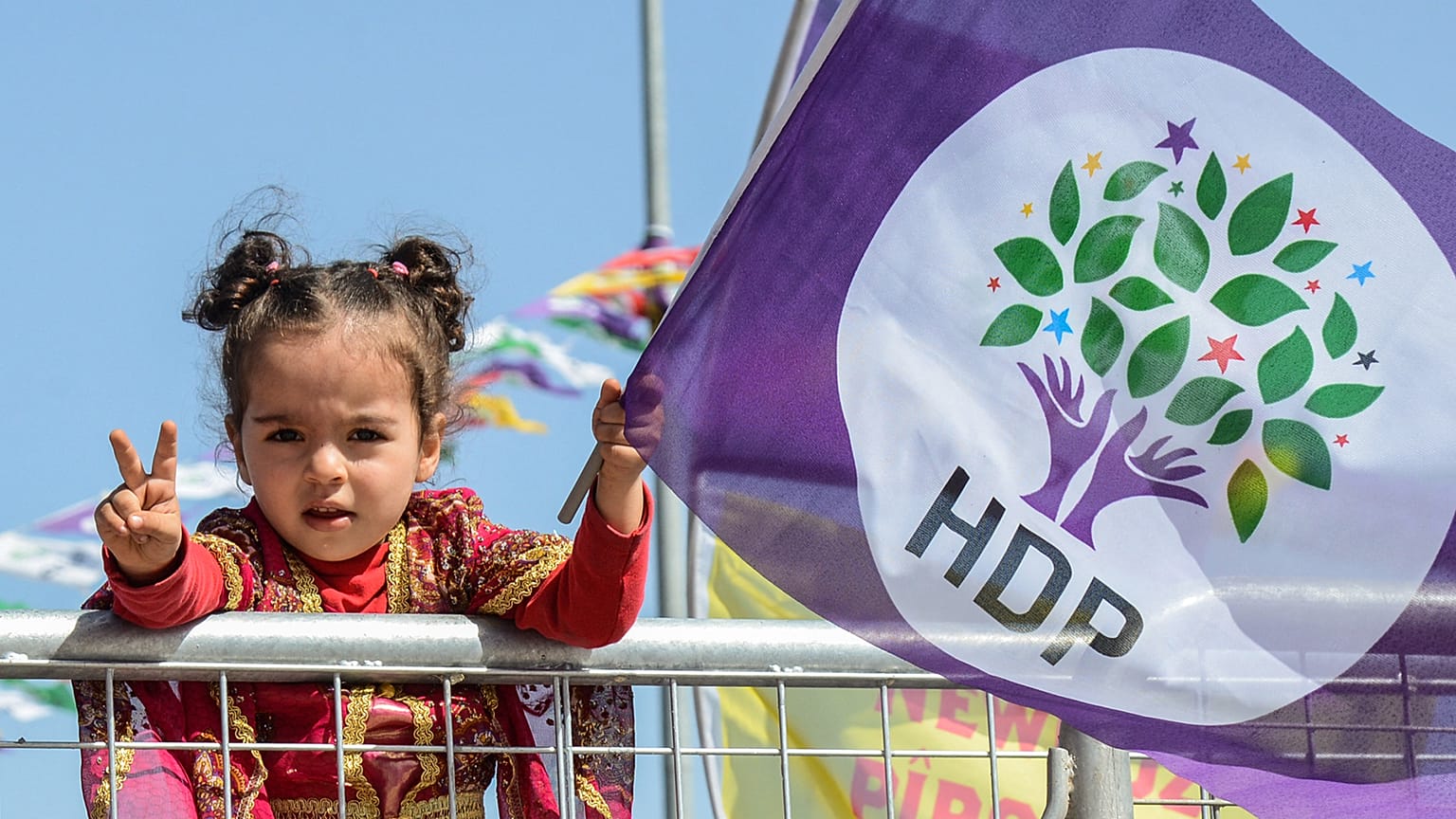 Mädchen mit HDP-Fahne (Aufnahme aus dem Jahr 2018)