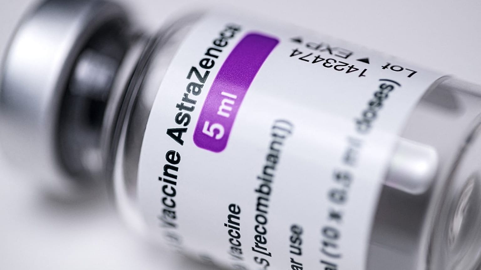 Вакцина AstraZeneca признана безопасной и эффективной