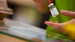Un farmacéutico prepara una dosis de AstraZeneca en Bélgica, uno de los pocos países de la UE que mantiene la vacuna. 