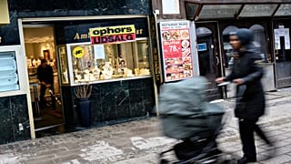 Gyerekkocsit toló nő Koppenhágában 2021. március 1-én