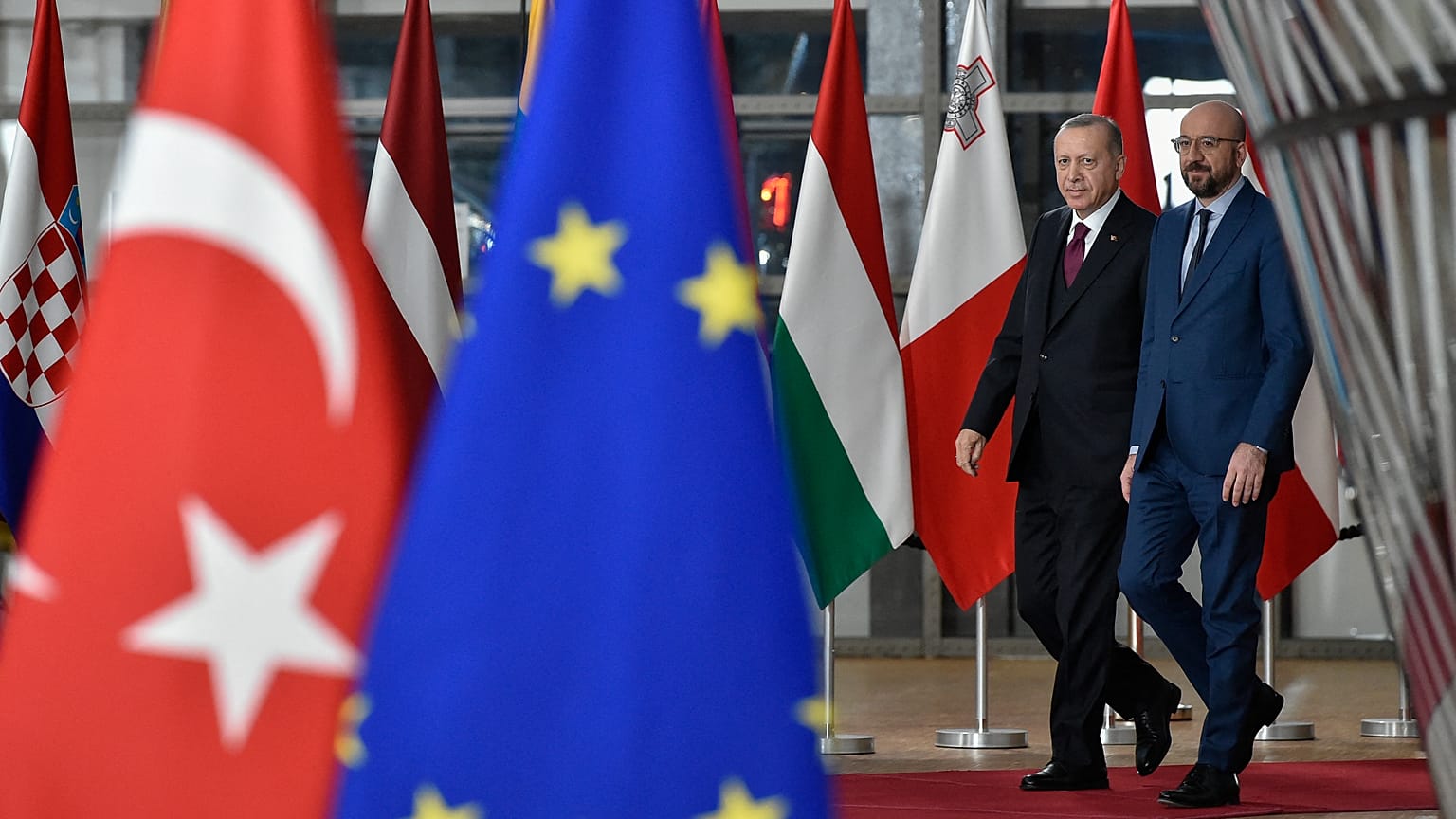 Avrupa Birliği, Doğu Akdeniz krizi nedeniyle Türkiye'ye uygulamayı planladığı yaptırımları askıya aldı.