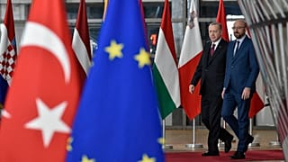 Avrupa Birliği, Doğu Akdeniz krizi nedeniyle Türkiye'ye uygulamayı planladığı yaptırımları askıya aldı.