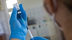 Oltás az AstraZeneca-vakcinával egy háziorvosi rendelőben  