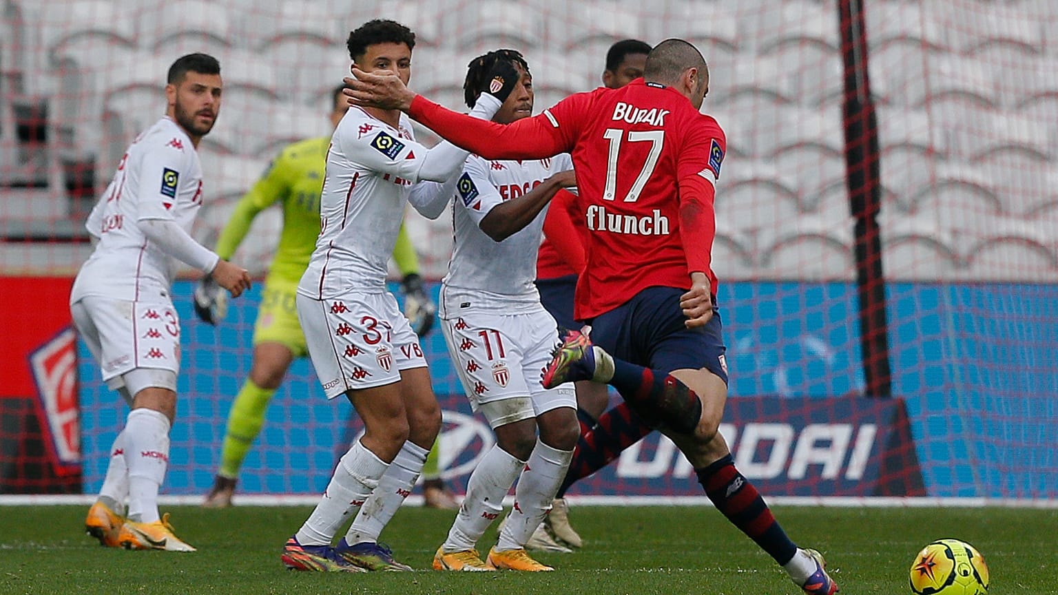 Burak Yılmaz Lille forması giyiyor