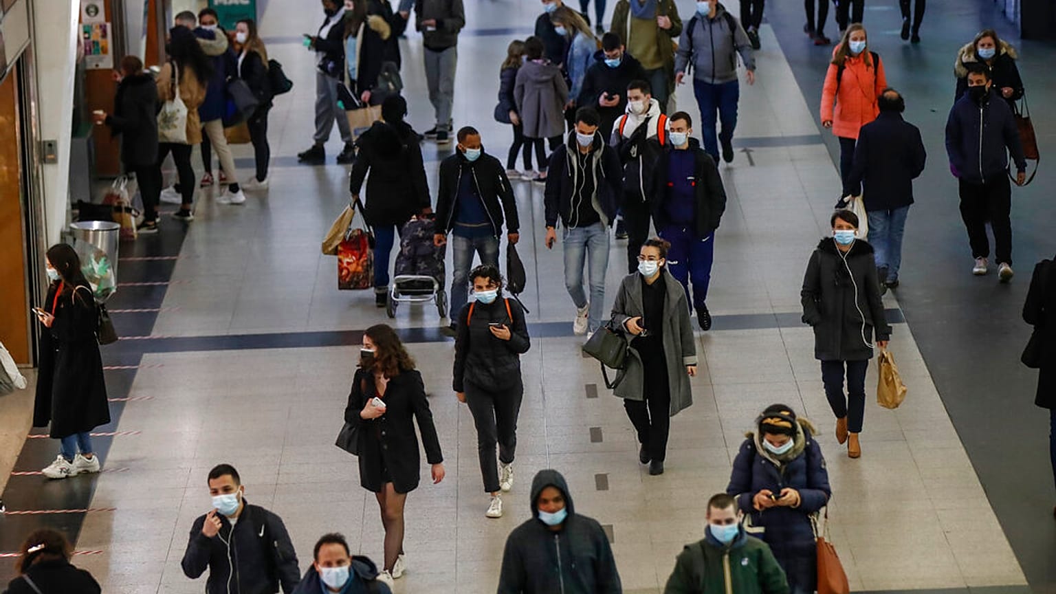 Métro, La Défense, Paris, 18 mars 2021