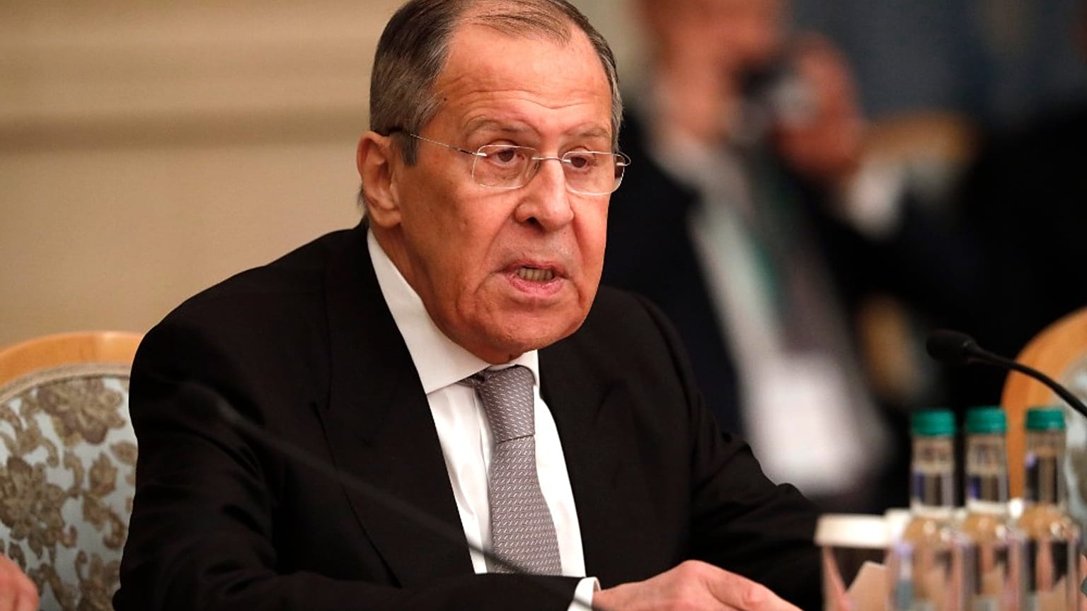 Il ministro degli esteri russo, Sergei Lavrov, parla durante una conferenza internazionale sulla pace a Mosca, Russia
