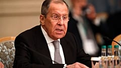 Il ministro degli esteri russo, Sergei Lavrov, parla durante una conferenza internazionale sulla pace a Mosca, Russia