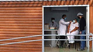 Una sanitaria recibe la primera vacuna en El Salvador