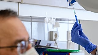 Oltásra készítik elő az orosz Szputnyik koronavírus elleni vakcináját a Fejér Megyei Szent György Egyetemi Oktató Kórházban 2021. március 15-én