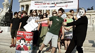 Una foto d'archivio del 2006, quando i giovani socialisti austriaci manifestavano per l'estensione dell'età di voto ai 16enni alle elezioni nazionali. L'anno dopo sarà legge.