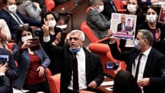 یکی از رهبران حزب دموکراتیک خلق در پارلمان ترکیه