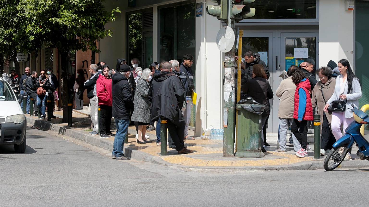 Συνταξιούχοι έξω από κατάστημα τράπεζας