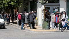Συνταξιούχοι έξω από κατάστημα τράπεζας
