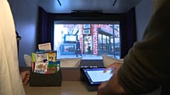 Ein Zimmer des Hotel Paradiso in Paris mit der dominierenden Leinwand