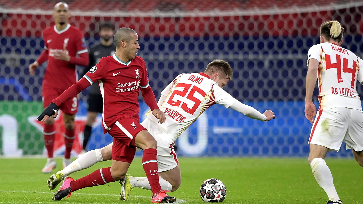 A Liverpool (pirosban) mindkét BL-nyolcaddöntőjét a Puskás Arénában vívta meg a Lepzig ellen.