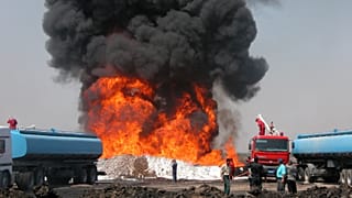 صورة أرشيفية لحريق سابق في مصفاة لتكرير النفط في الرياض