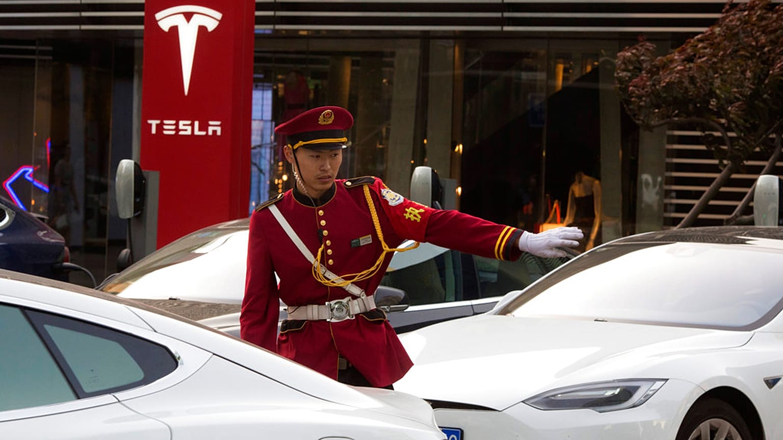 Tesla, Çin'in en büyük şehri Şangay'da büyük bir fabrikaya sahip.