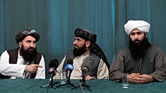 Moskova'da basın toplantısı düzenleyen Taliban heyeti. Süheyl Şahin (ortada) ABD'nin 1 Mayıs'ta asker çekmesini istediklerini söyledi