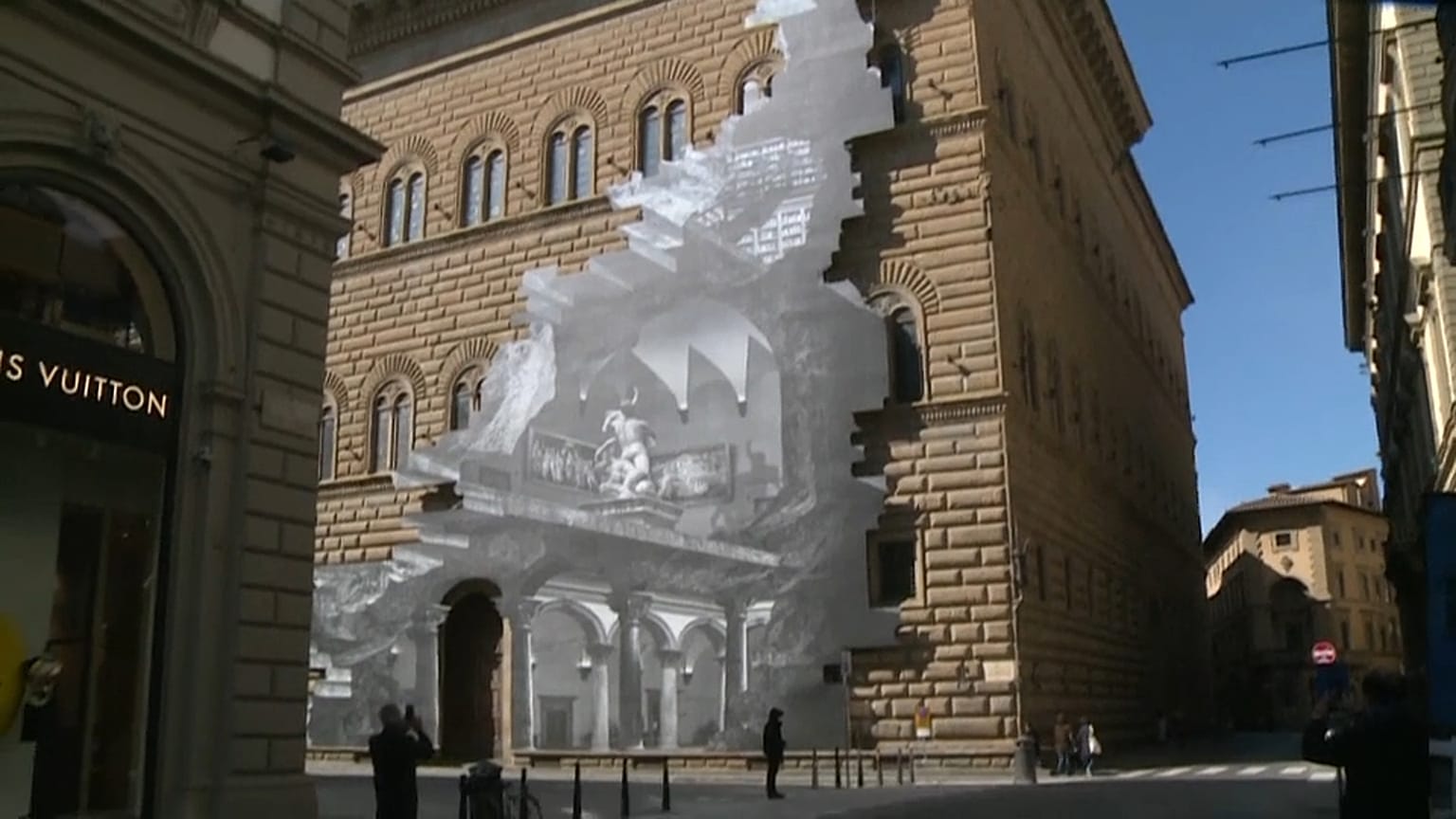 La herida, del artista francés JR, en el Palacio Strozzi de Florencia