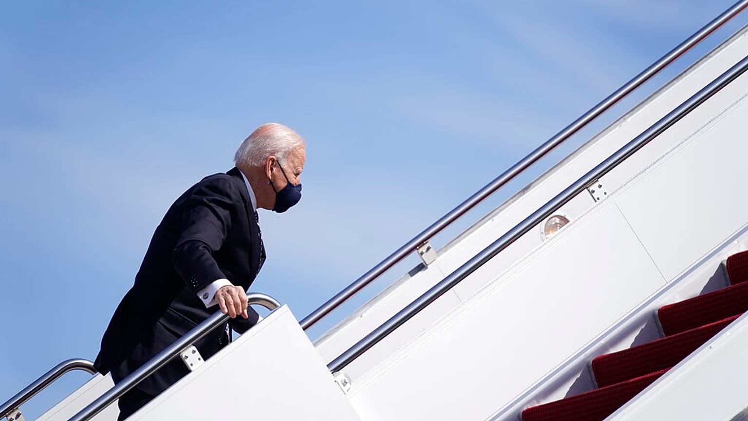 ABD Başkanı Biden uçağına binerken merdivenlerde düştü