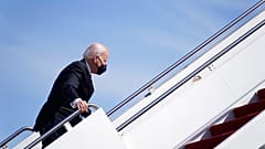 ABD Başkanı Biden uçağına binerken merdivenlerde düştü