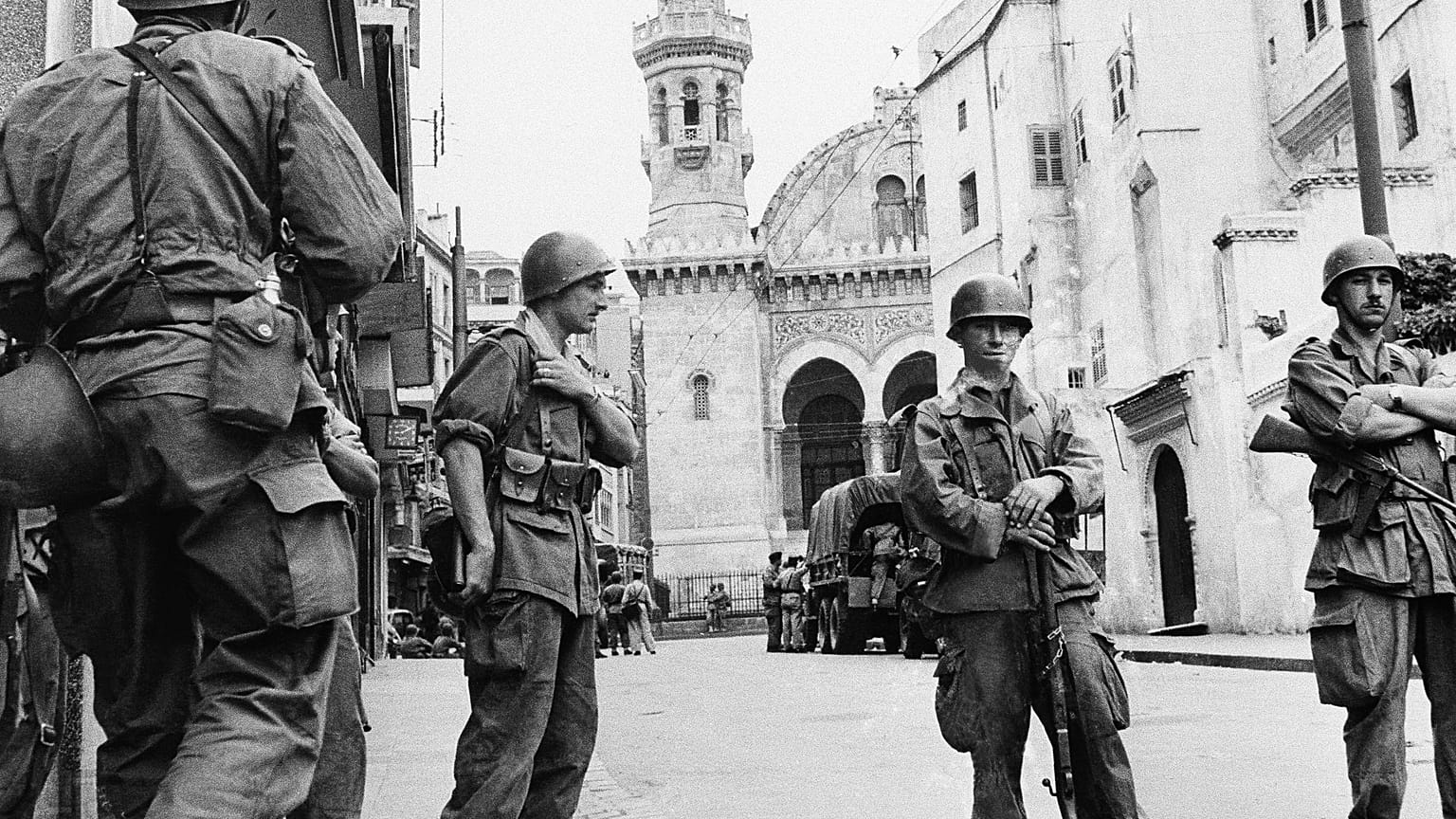 في هذه الصورة الأرشيفية التي التقطت في 27 مايو 1956، القوات الفرنسية تغلق قصبة الجزائر، الحي العربي المزدحم الذي يبلغ عمره 400 عام.