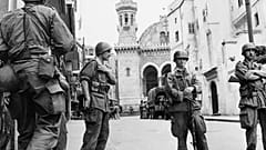 في هذه الصورة الأرشيفية التي التقطت في 27 مايو 1956، القوات الفرنسية تغلق قصبة الجزائر، الحي العربي المزدحم الذي يبلغ عمره 400 عام.