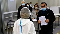 Πολίτες περιμένουν στην ουρά για να κάνουν το εμβόλιο της Sinopharm, στο Βελιγράδι