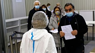 Πολίτες περιμένουν στην ουρά για να κάνουν το εμβόλιο της Sinopharm, στο Βελιγράδι