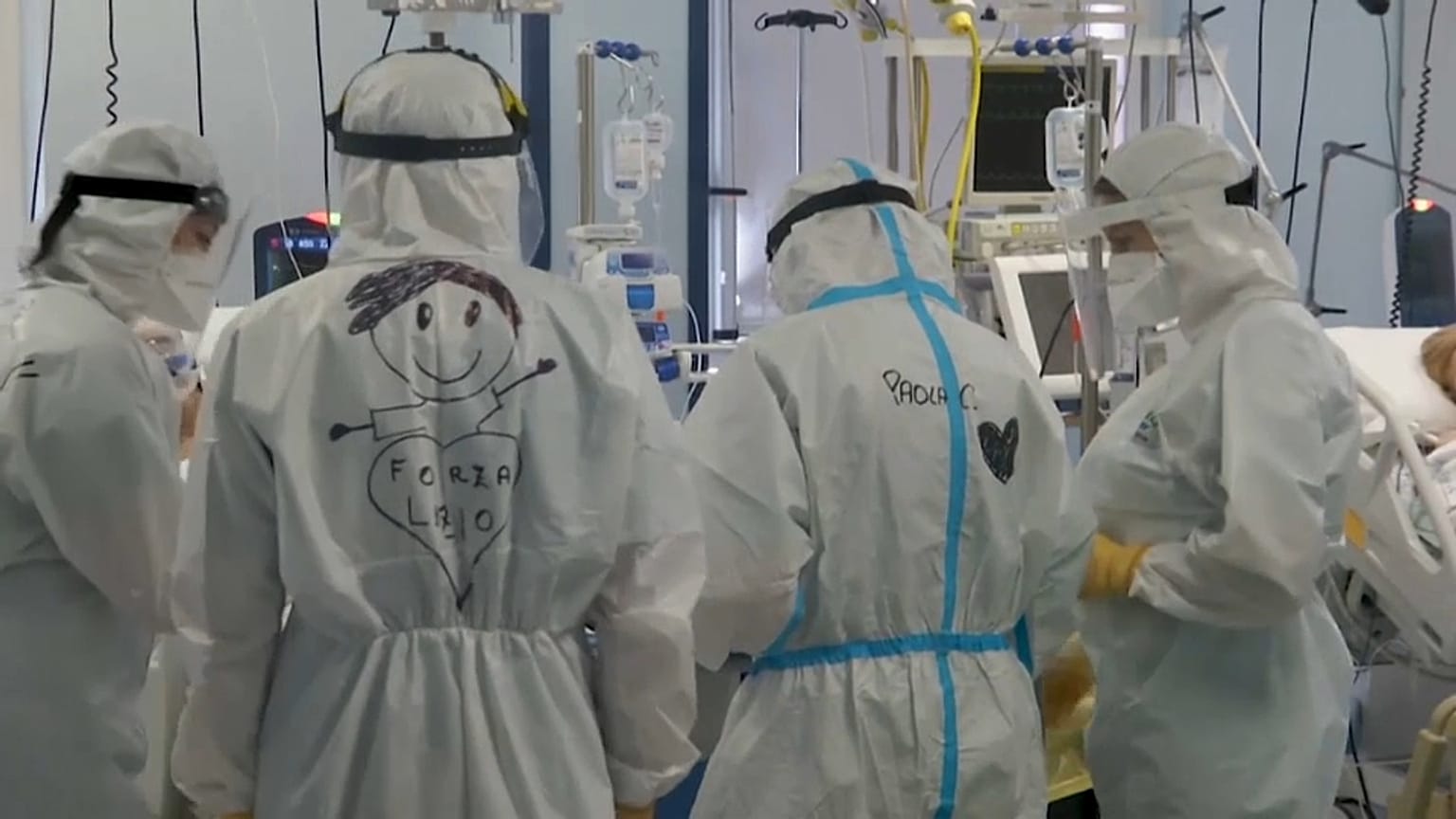 Varios sanitarios atienden a un paciente 