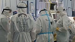 Varios sanitarios atienden a un paciente 