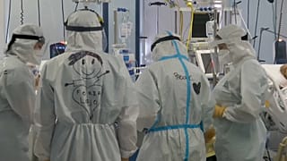 Varios sanitarios atienden a un paciente