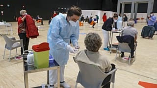 Ιταλία: Γεμίζουν οι ΜΕΘ