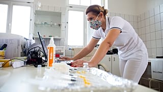 Egy háziorvos az AstraZeneca koronavírus elleni oltóanyagának beadását készíti elő