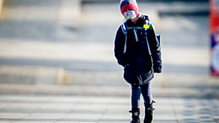 Kind mit Maske auf dem Schulweg in Frankfurt