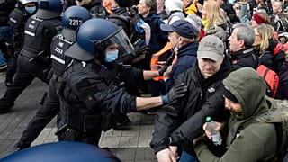 Auseinandersetzungen zwischen Querdenkern und Polizei in Kassel
