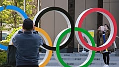 Die olympischen Ringe auf dem Takao-Berg bei Tokio sind nun sichtbar