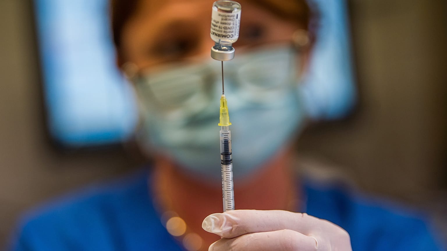 Oltáshoz készíti elő egy ápoló a Pfizer-BioNTech koronavírus elleni vakcináját 